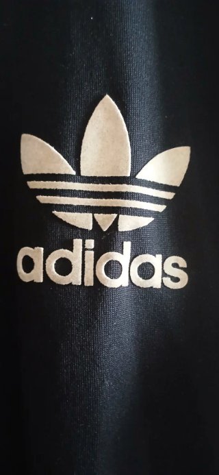 CHAQUETA ADIDAS NEGRA CON CAPUCHA.