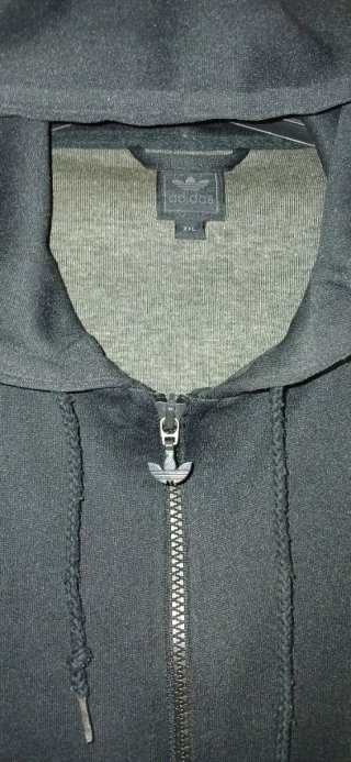 CHAQUETA ADIDAS NEGRA CON CAPUCHA.