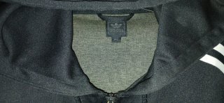 CHAQUETA ADIDAS NEGRA CON CAPUCHA.