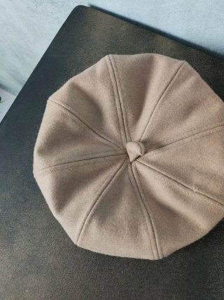 3Gorras de lana, marrón claro, beige y roja