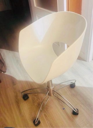 Silla de oficina elevabl diseño minimalista blanca