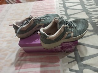 Zapatillas deportivas grises y rosas