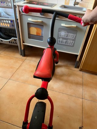 Bicicleta de equilibrio roja para niños