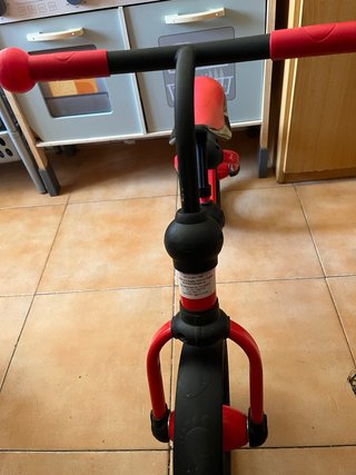 Bicicleta de equilibrio roja para niños