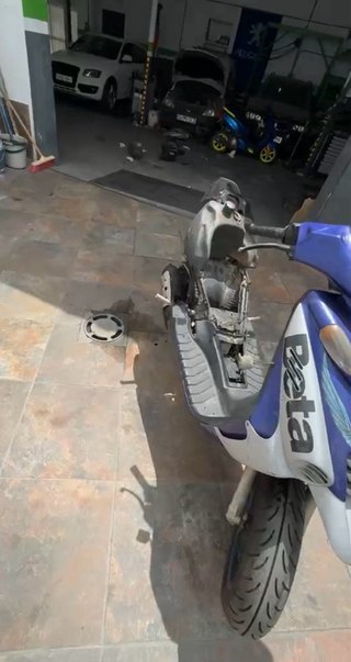 Beta Scooter Azul y Blanco