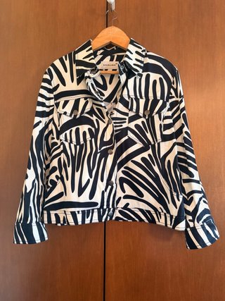 Cazadora vaquera Khalma estampado cebra