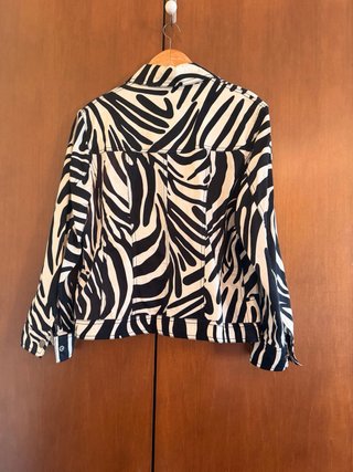 Cazadora vaquera Khalma estampado cebra