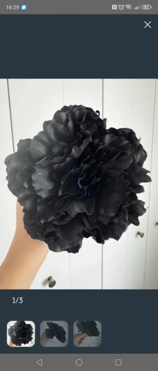 Mantoncillo negro con flecos.  Pendientes Flor