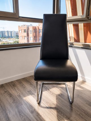Silla de diseño, color negro