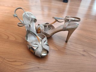 Zapatos de fiesta dorados tacón alto