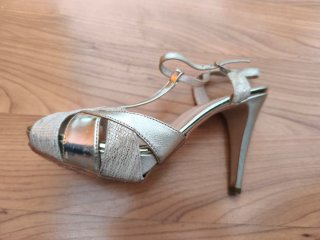 Zapatos de fiesta dorados tacón alto