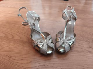 Zapatos de fiesta dorados tacón alto