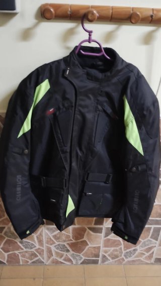 Chaqueta de moto negra con detalles Talla L