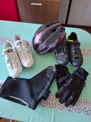 Casco, zapatillas y guantes ciclismo