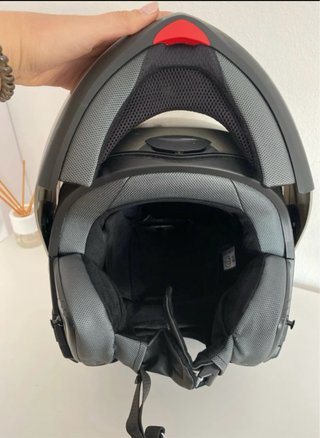 Casco de moto negro y plateado BMW