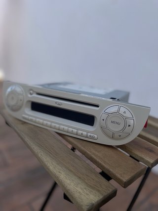 Radio original de Fiat 500 de color blanco