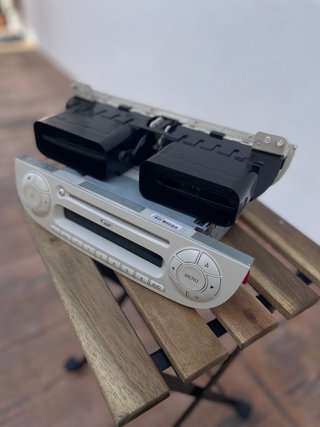 Radio original de Fiat 500 de color blanco