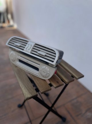 Radio original de Fiat 500 de color blanco