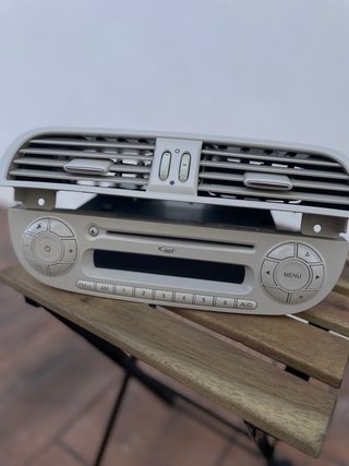 Radio original de Fiat 500 de color blanco
