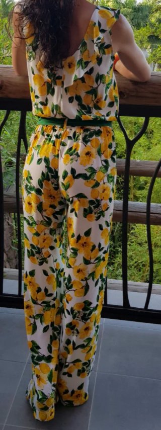 Mono largo floral amarillo, blanco y verde.
