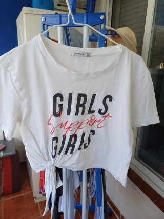Vaqueros y camiseta.