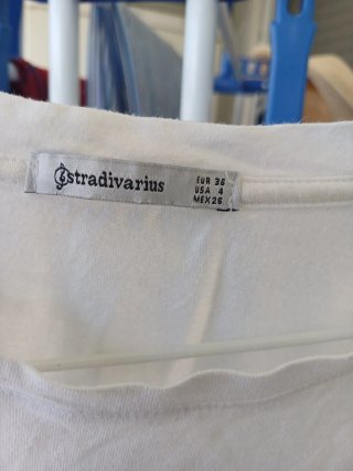 Vaqueros y camiseta.