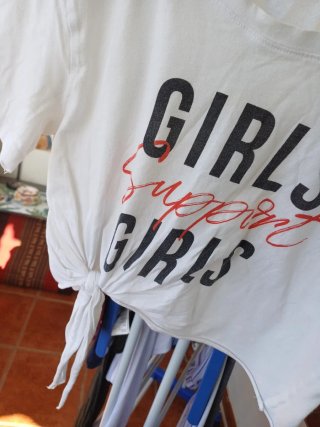 Vaqueros y camiseta.