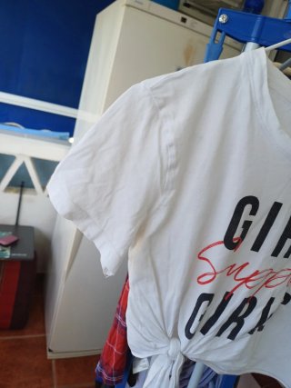 Vaqueros y camiseta.