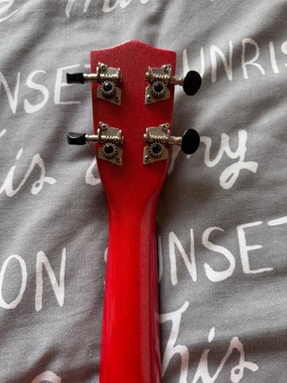 Ukulele rosso Stagg per principianti con custodia