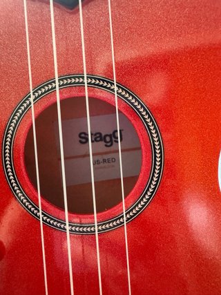 Ukulele rosso Stagg per principianti con custodia