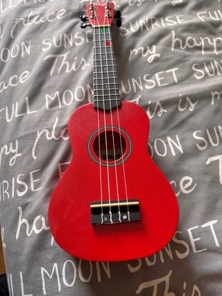 Ukulele rosso Stagg per principianti con custodia
