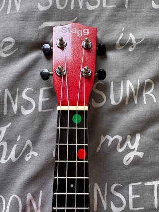 Ukulele rosso Stagg per principianti con custodia