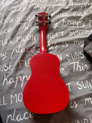 Ukulele rosso Stagg per principianti con custodia