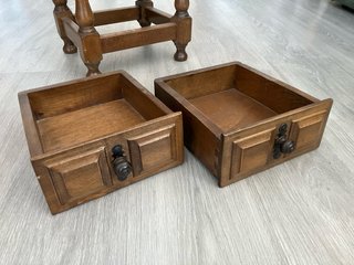 Mesa auxiliar rústica de madera