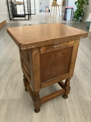 Mesa auxiliar rústica de madera