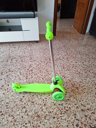 Patinete infantil 3 ruedas verde.