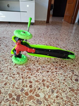 Patinete infantil 3 ruedas verde.