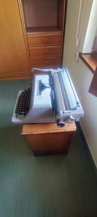 Máquina de escribir antigua Olivetti Linea 88