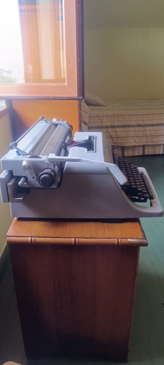 Máquina de escribir antigua Olivetti Linea 88