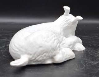 Figura DE Milú tumbado en resina