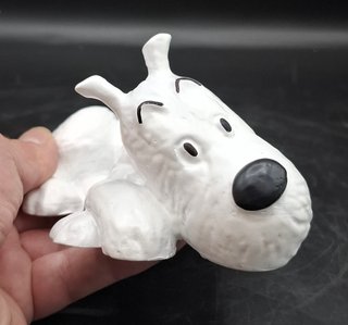Figura DE Milú tumbado en resina