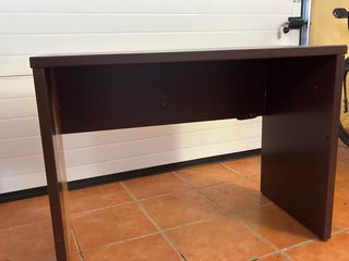 Mesa de madera marrón