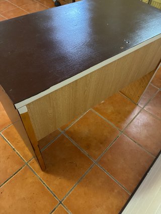 Mesa de madera marrón