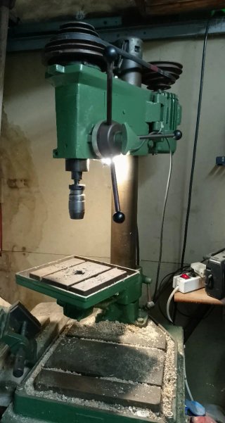 Taladro de pie industrial verde