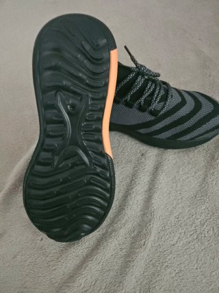 Botas de seguridad negras, grises y naranjas