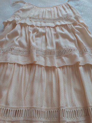 Vestido vaporoso beige con volantes