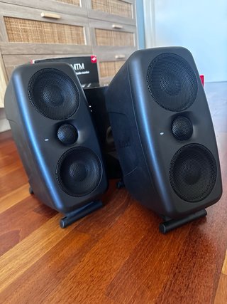 IK Multimedia iLoud MTM Altavoces + Microphono Arc