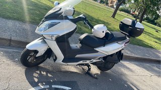 Sim 125cc Maxi Scooter Blanca y Negra