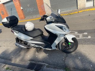 Sim 125cc Maxi Scooter Blanca y Negra