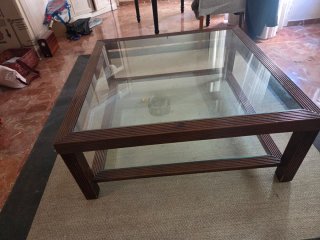 Mesa auxiliar con lámpara y figura